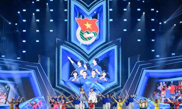 Concert Thanh Xuân: Bản sắc tuổi trẻ từ dàn nghệ sĩ "ôm sít-rịt" và pháo hoa điểm 10