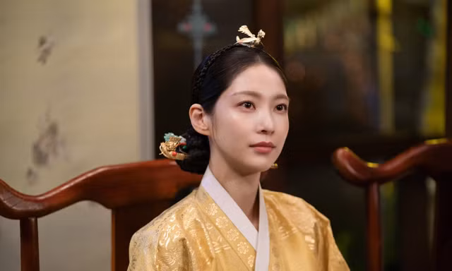 Nữ phụ Perfect Crown trở thành nhân tố sáng nhất, vừa diễn hay vừa đẹp quyền quý