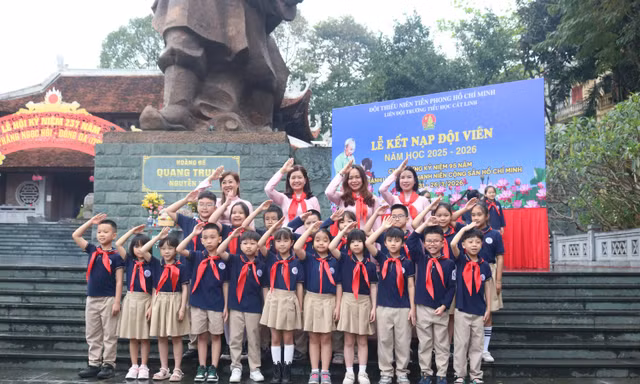 Hà Nội: Lễ kết nạp Đội viên đặc biệt của hơn 100 học sinh trường Tiểu học Cát Linh