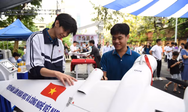 "Ê hề" hoạt động học - chơi "quá đã" ở Ngày hội tuyển sinh khối Khoa học và Công nghệ