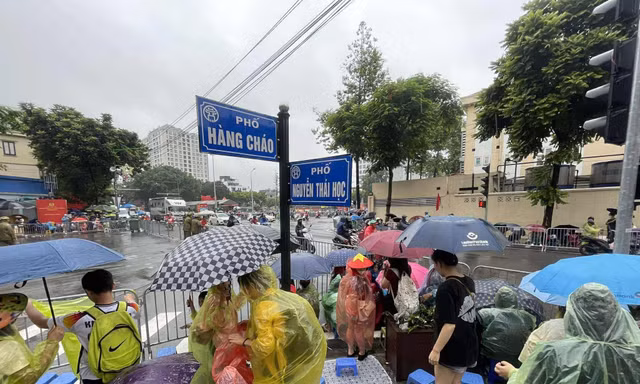 Người dân đội mưa giữ chỗ đẹp xem sơ duyệt diễu binh, diễu hành mừng Quốc khánh 2/9