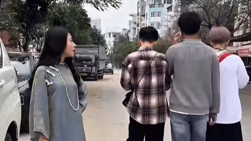 Trend chụp ảnh "ngoái đầu nhìn" gây sốt TikTok, làm sống dậy bản hit 8 năm tuổi