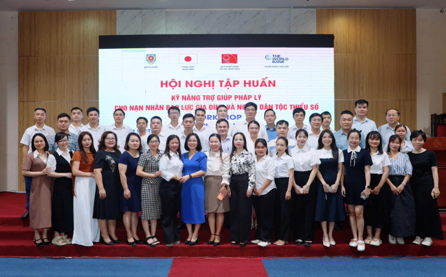 Bà Vũ Thị Hường (áo xanh ở giữa) chủ trì một buổi tập huấn kỹ năng Trợ giúp pháp lý screen-shot-2025-11-17-at-161553.png