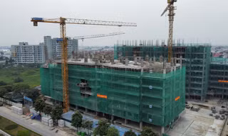 Doanh nghiệp bất động sản 'đứng ngồi không yên'