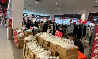 Cảnh lạ lùng tại siêu thị, trung tâm thương mại Hà Nội áp Tết