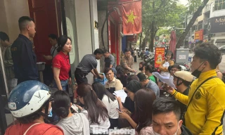 Dòng người thấp thỏm trên ‘phố vàng’ trước giờ Bảo Tín Minh Châu mở cửa