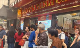 Cửa hàng Bảo Tín Minh Châu tấp nập khách mua vàng