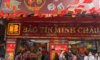 Giá lao dốc mạnh, người giữ vàng 'đứng ngồi không yên'