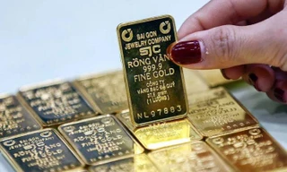 Vàng giảm giá, bạc bật tăng