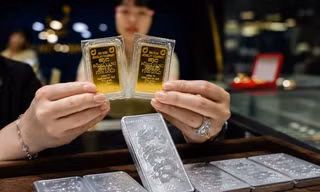 Người mua bạc lỗ nặng hơn vàng trong một tuần qua