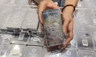 Giá bạc tăng, vàng tiếp tục giảm 