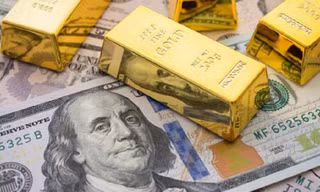 Giá vàng giảm mạnh, USD vẫn 'căng'