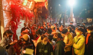 Xếp hàng từ tối hôm trước, xuyên đêm chờ lấy số mua vàng Vía Thần tài