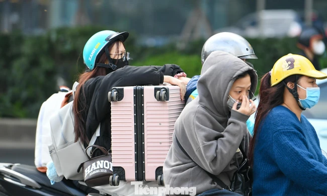 Dòng xe nối dài, người người tay xách nách mang trở lại Thủ đô 
