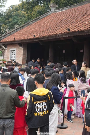 Chen chân cầu đỗ đạt Mùng 2 Tết