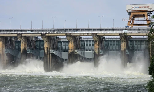Mực nước hồ chứa gần chạm ngưỡng an toàn, thủy điện Trị An liên tục xả lũ