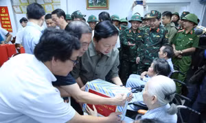 Phó Thủ tướng Trần Hồng Hà: Không để bất kỳ người bệnh nào bị bỏ lại trong khu vực nguy hiểm