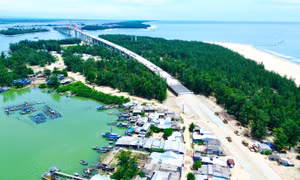 Vì sao công trình cầu vượt cửa biển dài nhất miền Trung chưa thể thông xe toàn tuyến?