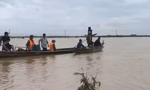 Huế thiệt hại nặng về người do mưa lũ lịch sử, hơn 10.000 ngôi nhà còn ngập lụt