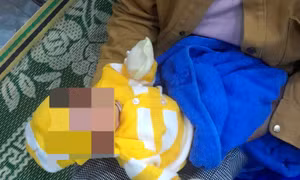 Bé trai sơ sinh bị bỏ rơi trước niệm Phật đường ở Huế