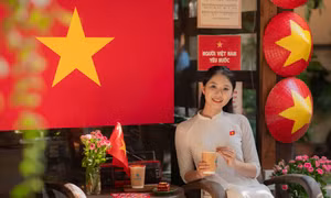 Quán cà phê ở Đà Nẵng rực sắc cờ đỏ sao vàng, hút giới trẻ check-in