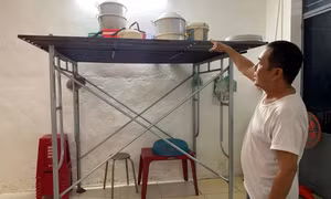 Người dân vùng ngập Mẹ Suốt khẩn trương kê dọn đồ đạc trong đêm trước bão