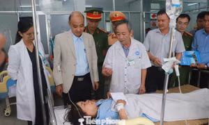 Vụ tai nạn 11 người thương vong: Bệnh viện kích hoạt quy trình báo động đỏ cứu nạn nhân