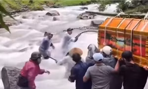 Nghẹn lòng cảnh khiêng quan tài vượt lũ ở Đà Nẵng