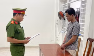 Tạt xăng vào người nghi ngoại tình với vợ mình, cầm bật lửa đuổi theo đòi giết