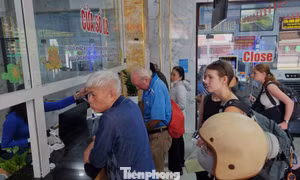 Trung chuyển cả ngàn khách bằng ô tô từ Đà Nẵng đến Lăng Cô 