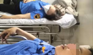 Hai nữ nhân viên gác chắn được chuyển vào bệnh viện sau khi bị hành hung.