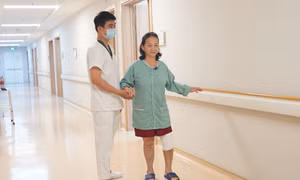 Bệnh nhân đầu tiên tại miền Trung được phẫu thuật thay khớp gối bằng robot