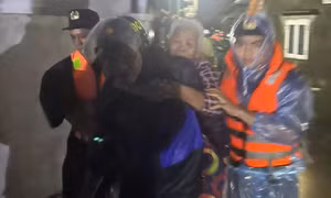 Bất an vì triều cường tấn công, xuyên đêm sơ tán người già, trẻ nhỏ