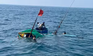 Chìm tàu cá trên ngư trường Trường Sa, 33 ngư dân thoát nạn, ba người mất tích