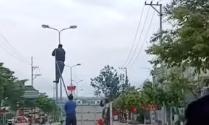 Xử phạt tài xế xe biển xanh chở người 'làm xiếc' trên Quốc lộ 14