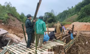 Cận cảnh cầu Nước Bao bị lũ cuốn sập, gần 300 hộ dân bị cô lập