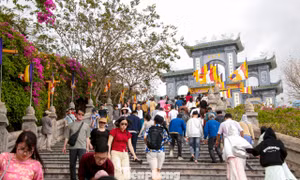 Lên chùa Linh Ứng dâng hương ngày mùng 1 Tết