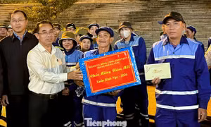 Lãnh đạo TP. Đà Nẵng thăm, động viên công nhân môi trường trước đêm giao thừa