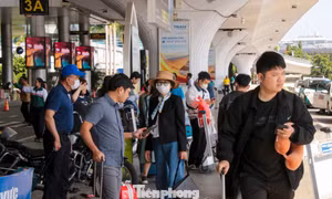 Sau Tết, người dân và du khách tấp nập trở lại Đà Nẵng