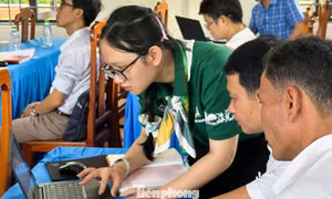 Chiến sĩ Mùa hè xanh 'cõng' lớp học số lên xã Lìa