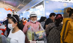Công nhân Đà Nẵng chen chân sắm Tết 0 đồng ngay trong khu công nghiệp