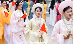 Diễu hành áo dài bên bờ sông Hàn