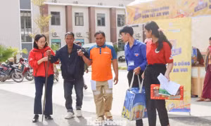 'Cõng' Xuân yêu thương đến với đồng bào Cơ Tu ở vùng núi Đà Nẵng