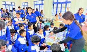 Mang đông ấm đến người dân, trẻ em vùng núi Đà Nẵng