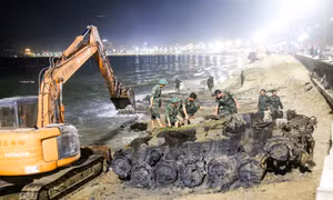 Lộ diện xác xe tăng bị vùi sâu dưới biển Quy Nhơn