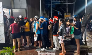 Sau bão số 13, người dân ở Gia Lai chen nhau mua đá lạnh vì mất điện kéo dài