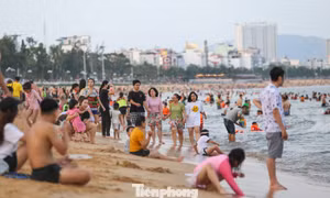 Các bãi biển đông nghịt người, nhìn thôi đã... ngộp 
