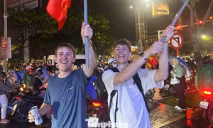Khách Tây cùng người dân Đà Nẵng 'đi bão' xuyên đêm mừng Việt Nam vô địch