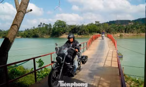 Nối xong cầu phao bị lũ cuốn đứt trên thượng nguồn sông Hương