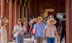 Dừng tham quan di tích Huế với du khách mặc phản cảm